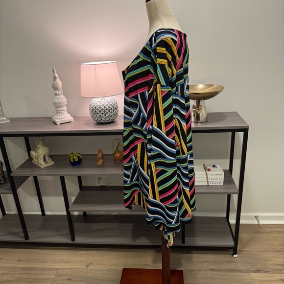 Erica Brooke Collection – Multicolor Geometric Tunic Top (Plus 3X / 26W–28W) - Picture 3 of 8